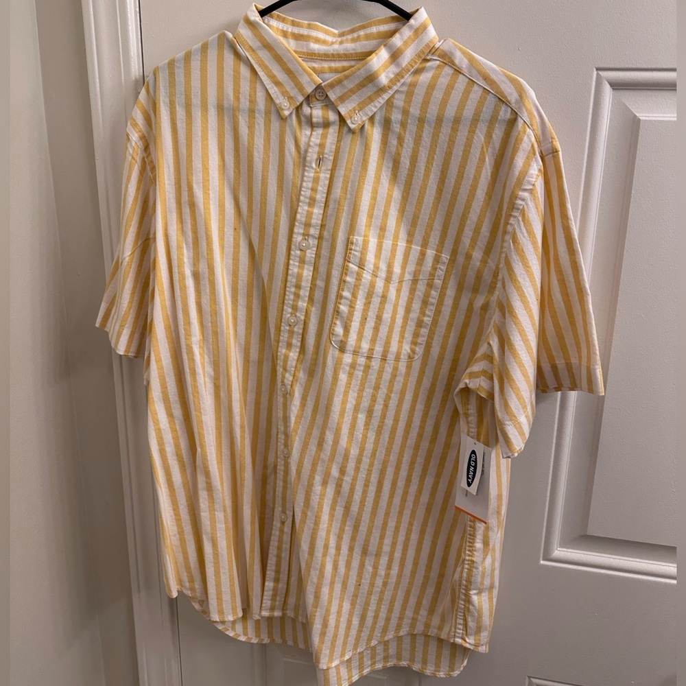 Men’s XL
Old Navy
1/4 sleeve button up 
Yellow & white striped
NWT